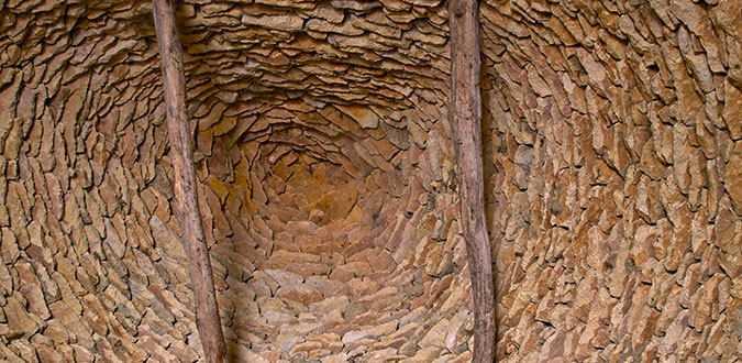 Voûte de pierre sèche souvent présente dans les cabanes de Berger dans les Pyrénées