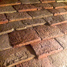 Toit en petites tuiles plates de récupération.